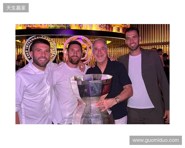 安东内拉晒一家人同美职联奖杯合照：恭喜亲爱的，我们爱你