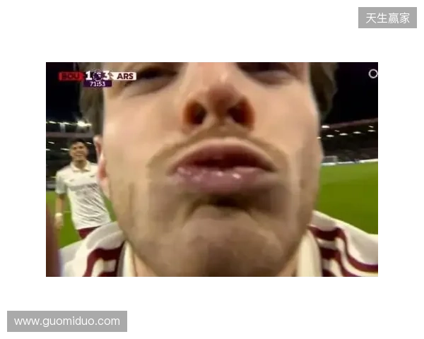 小雷：摄像机都是口水，得管你收费了！赖斯：只是轻吻了一下😂